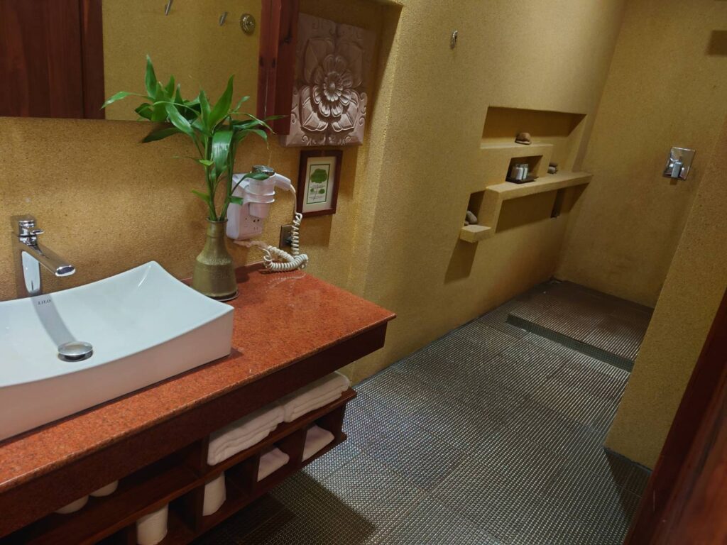 golden-temple-residence-bathroom