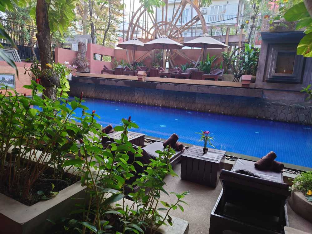 golden-temple-residence-welcome-pool3